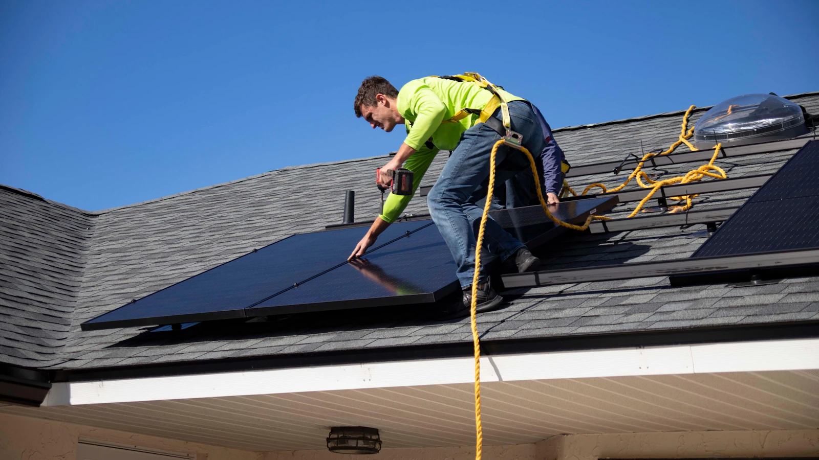 Installatore al lavoro su un impianto fotovoltaico