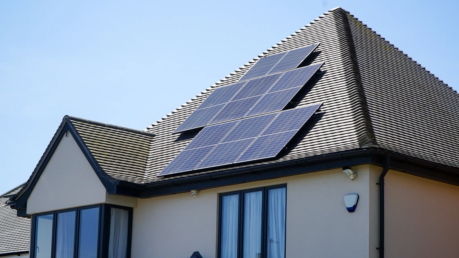 Pannelli fotovoltaici installati sul tetto di un'abitazione