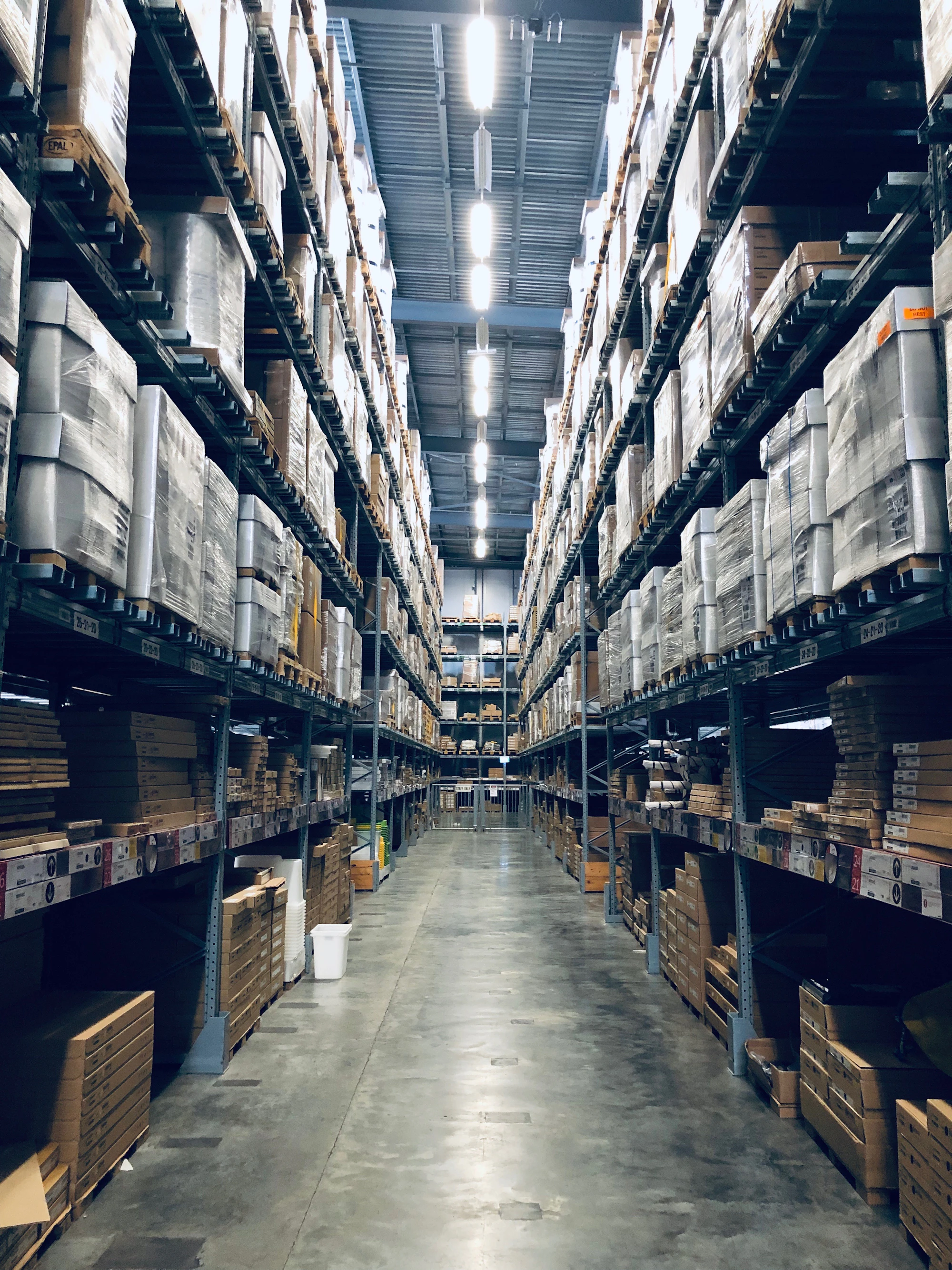 Il magazzino E-Globe con le scaffalature dei materiali termoidraulici